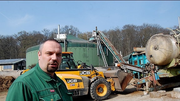 Landwirt Torsten Krawczyk aus Westewitz vor seiner Biogasanlage