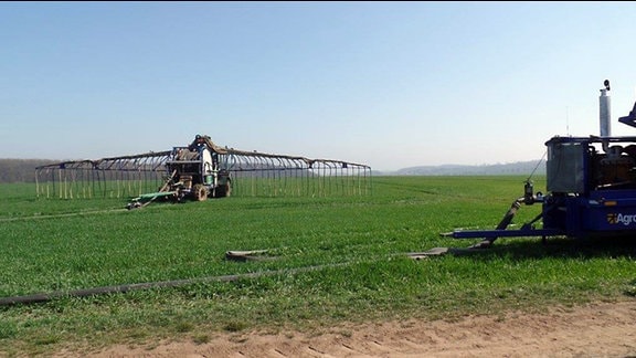 Neueste Technik kommt auf den Feldern der Agragesellschaft Pfiffelbach zum Einsatz: Durch die sogenannten Schleppschläuche wird die Gülle bodennah ausgebracht und nicht mehr in der Luft verteilt