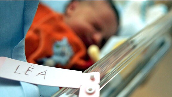 "Lea" steht auf dem Namensschild eines Neugeborenen