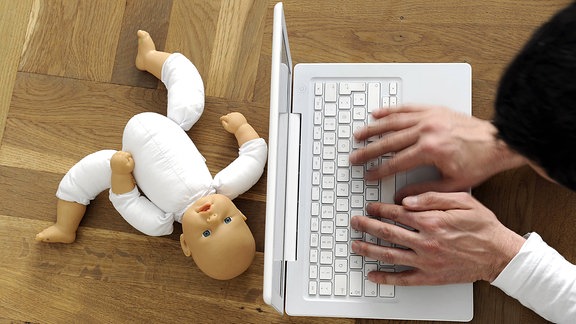 Mann mit Laptop, Puppe