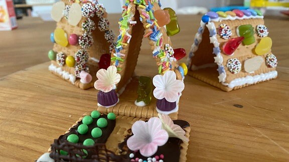 aus Keksen gebaute Häuser, die mit Süßigkeiten verziert sind