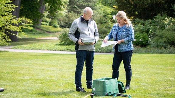 Bewässerungsexperte Gunnar Badendick und Moderatorin Diana Fritsche-Grimmig sprechen über die Planung eines Bewässerungssystems.