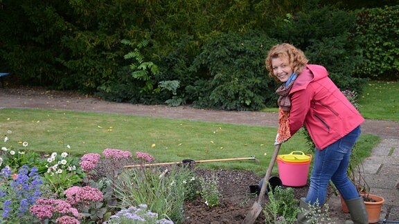Garten-Expertin Brigitte Goss pflanzt ein Staudenbeet