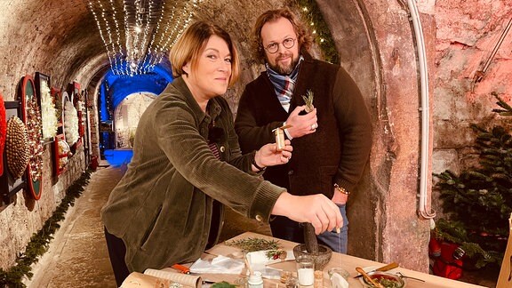 Heike Mohr und Jens Haentzschel stehen an einem Tisch im Dom-Felsenkeller in Erfurt