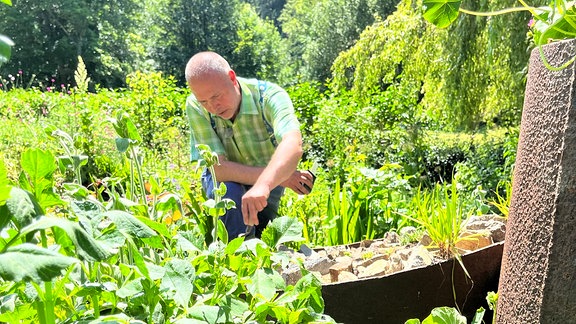 Oliver Richter arbeitet in seinem Garten