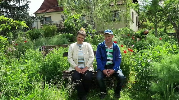 Ines Bergmann und Sohn Timo in ihrem Gartenreich