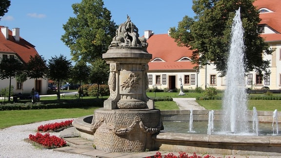 Brunnenanlage in einem Schlosspark im Hirschberger Tal in Polen