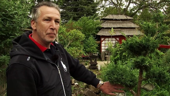 Enrico Quack in seinem Garten im japanischen Stil 