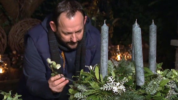 MDR-Gartenflorist Thorsten Wösthaus zaubert ein Adventsgesteck