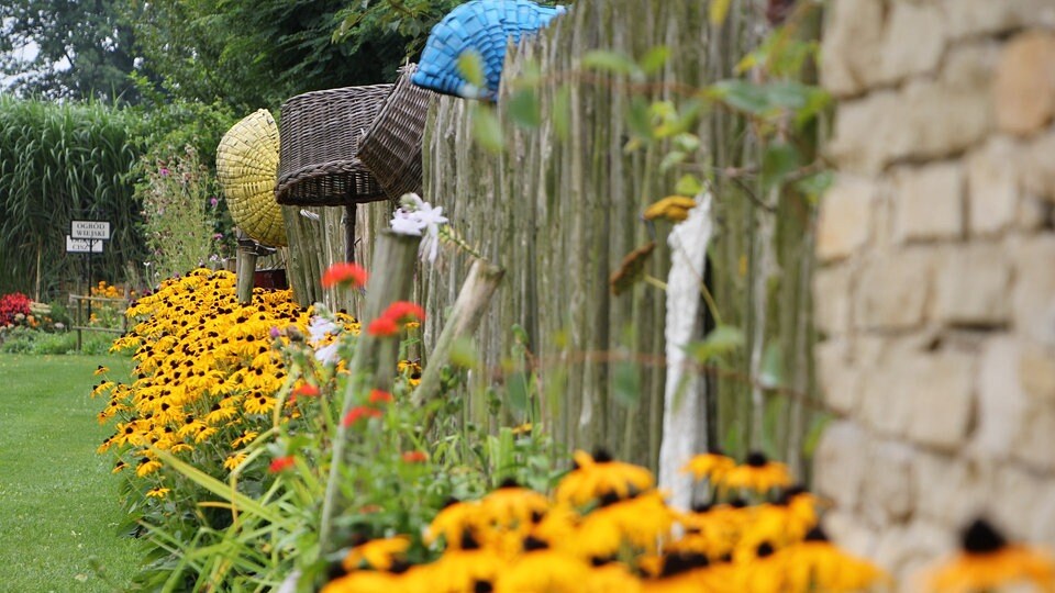 Wie Sie ihren Garten mit Blumen, Rabatten oder einem Teich gestalten