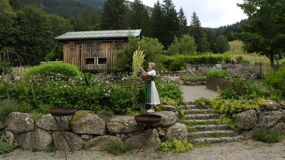 Eine Frau arbeitet in einem Garten