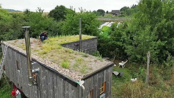 Ein grünes Dach auf einem Holzhaus
