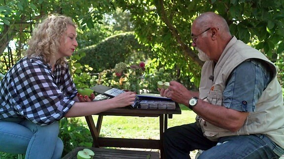 Maria Scholz bestimmt mit Pomologe Manfred Schrambke eine Apfelsorte.