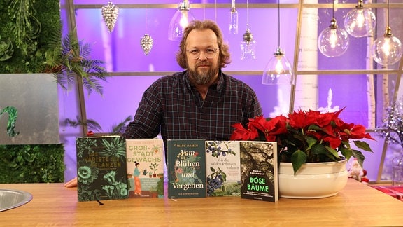 Literatur-Experte Jens Haentzschel steht hinter einigen Gartenbüchern