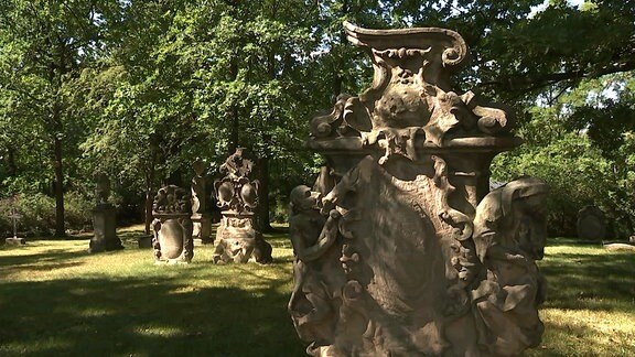 Friedhof mit verzierten, alten Grabsteinen
