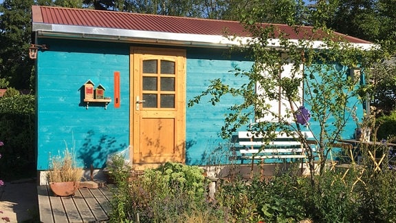 Türkise Gartenlaube mit Holztür 