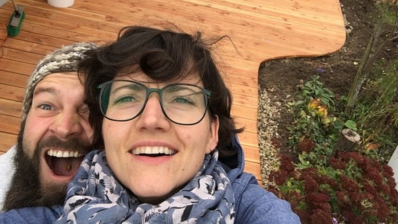 Radiomoderatorin Nadine Witt und Frank Krause machen ein Selfie vor der neuen Terrasse  