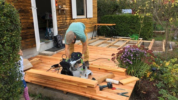 Frank Krause baut eine Terrasse aus Holzbrettern