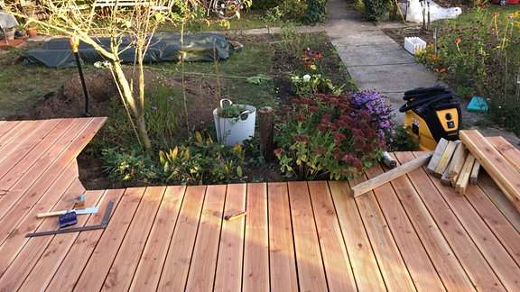 Blick von einer Holz-Terrasse in den Garten