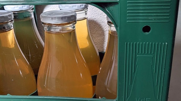 Glasflaschen mit Apfelsaft