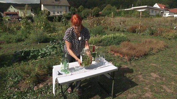 Kräuterpädagogin Sabine Langheinrich-Schüler bereitet  eine Basilikum-Essenz zu. 