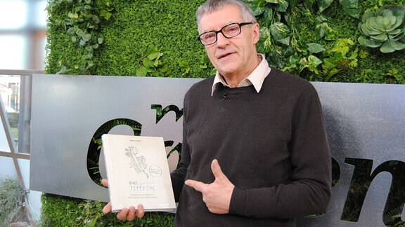 Autor Horst Schöne mit Buch "Das grüne Telefon"