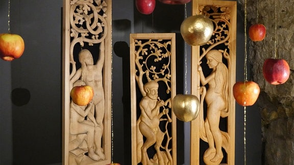 Installation aus Äpfeln und figuralen Holztableaus in der Ausstellung Florales zur Weihnachtszeit im Domfelsenkeller Erfurt