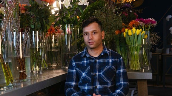 Florist Said Farid Sadat zwischen Blumenvasen