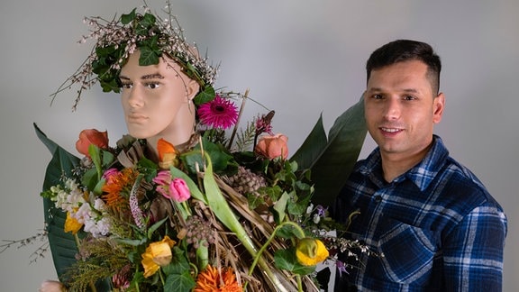 Florist Said Farid mit Schaufensterpuppe und Blumen 
