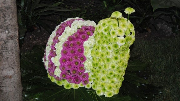 Aus verschiedenen Blüten geformte Schnecke