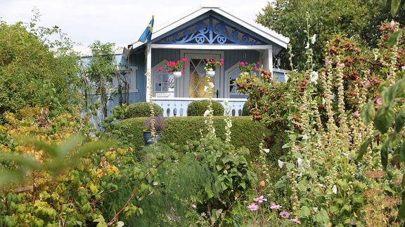 Ein blaues Gartenhaus in der Kleingartenkolonie Landskrona in Schweden.