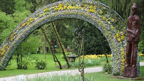 Mit Blumen bepflanztes Tor zum Park Mozirski Gaj