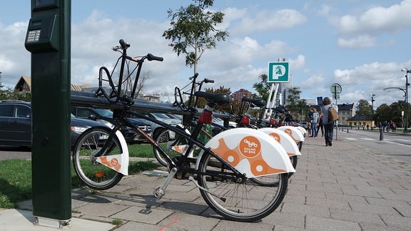 Fahrräder an einer Radstation in Malmö in Schweden.  