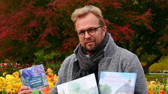 Jens Haentzschel mit Büchern zum Gärtnern
