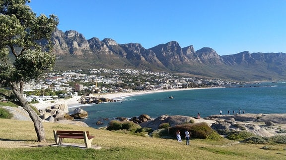 Die False Bay im Süden Kapstadts. Im Hintergrund einige Berge der Kette „Zwölf Apostel“
