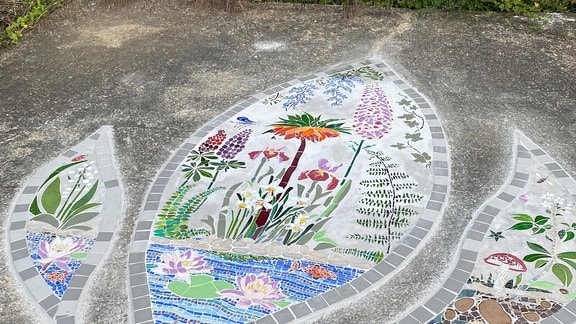 Das Giftpflanzen-Mosaik am Vereinsplatz, entstand im Kunstgarten