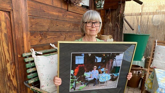 Kleingärtnerin Petra Klink mit ihrem Porträt / Petra Klinks Garten in der KGA Einheit 