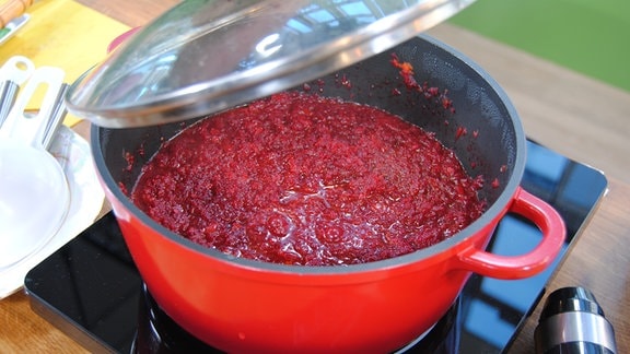 Gemüsepaste mit Roter Bete in Topf einkochen