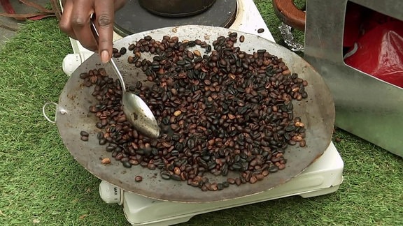 Kaffeebohnen werden auf offener Pfanne geröstet