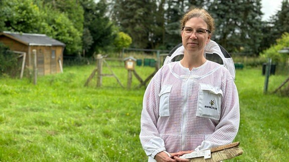 Imkerin Silvia Schwenk in der KGV Waldesruh. 