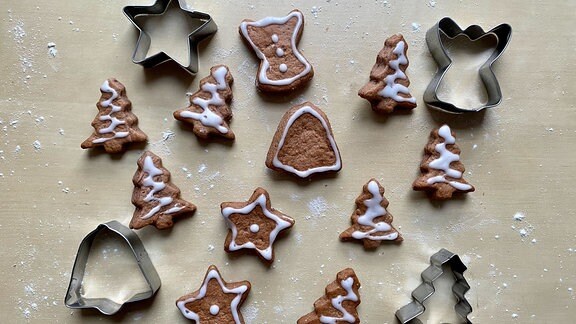 Dekorierte Lebkuchen und Ausstecher