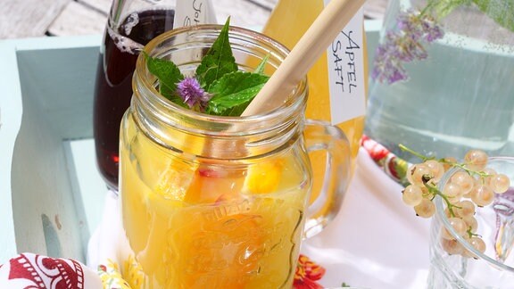 Orangensaft mit Kräutern in einem Glas