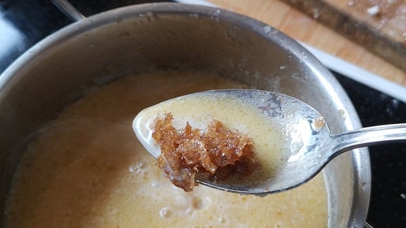 Bonbonsoße – Soße wird in einem Topf zubereitet 