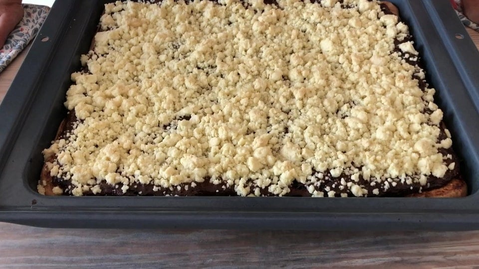 Saftigen Pflaumenmuskuchen mit Hefeteig selber backen | MDR.DE