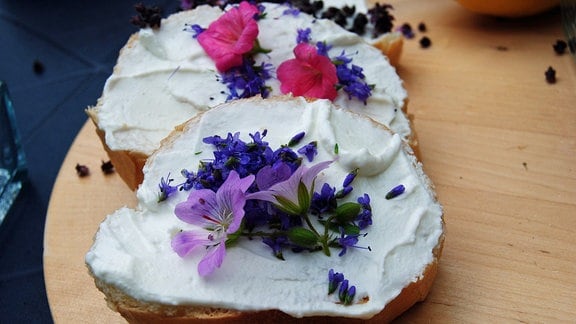 Brote mit Quark und Blüten