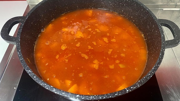 Rote Suppe in einem Topf