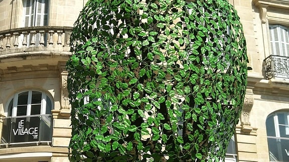 Eine Skulptur: Ein Baum mit Metallblättern in Dijon