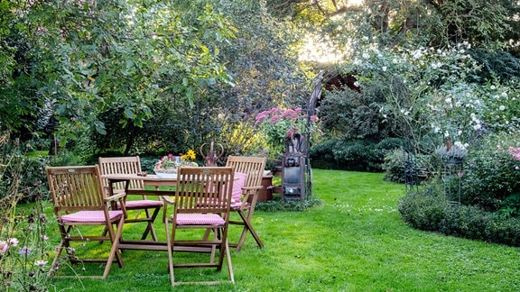 Ein Garten mit Tisch und Stühlen