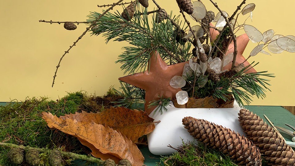 Adventsgesteck ohne Plastik mit Blättern als Steckmasse