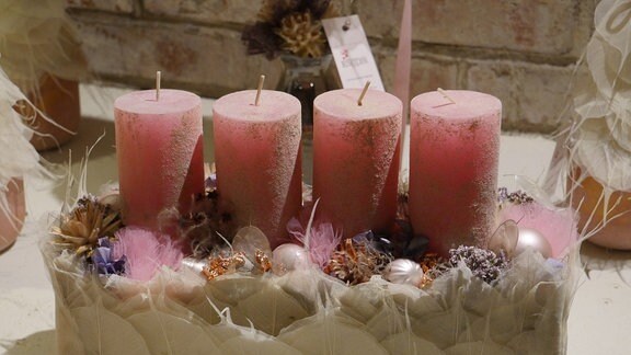 Adventskranz mit Tüll, Schleierblättern und rosa Stumpenkerzen